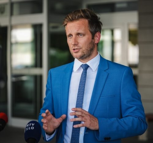 Algoritmi norijo: obisk pada, obleganje vsebin pa narašča